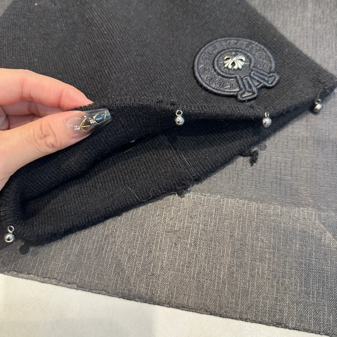 P70 Crow Heart Autumn and Winter Wool Knitted Beanie This must be the favorite of minimalism. It is clean, neat, fashionable and versatile, and will definitely not be picky about your face shape! A fashionable classic that lasts forever! Fashionable black and white can be purchased together!
